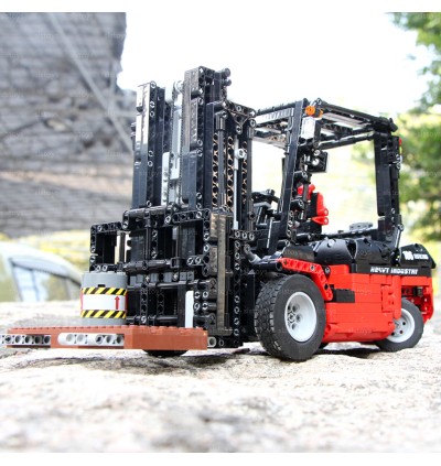 Mould King  13106 Конструктор «Вилочный погрузчик — Custom Forklift Mk II RC APP» 1719 деталей.