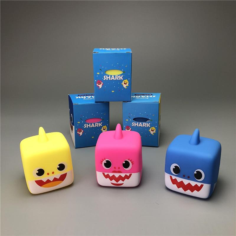 Светящийся кубик для ванны "Baby Shark"